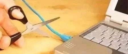 剪刀剪断网线的文章封面配图